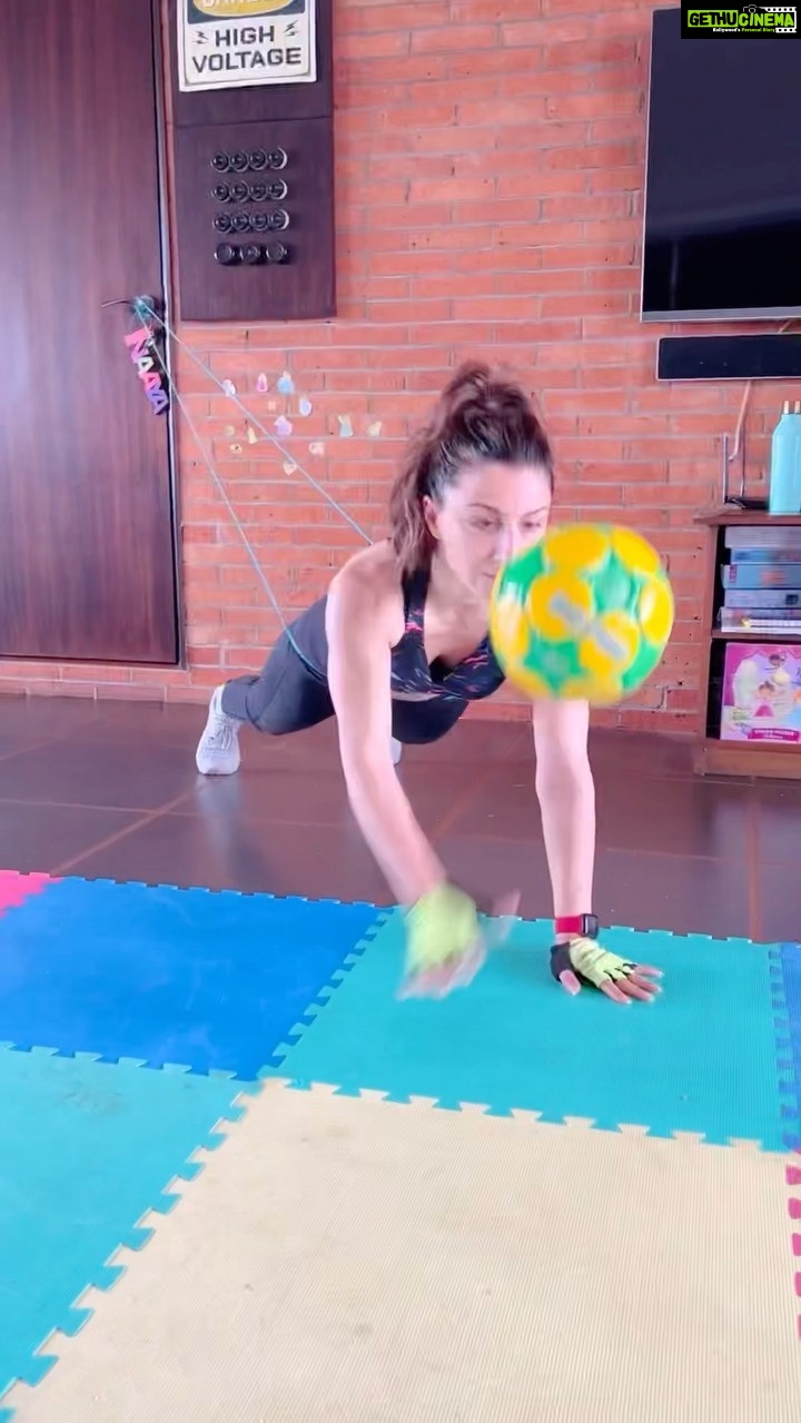 Soha Ali Khan Instagram - This workout has strings attached 💪🏻 @maheshfitnessclub #workout #fitness #core