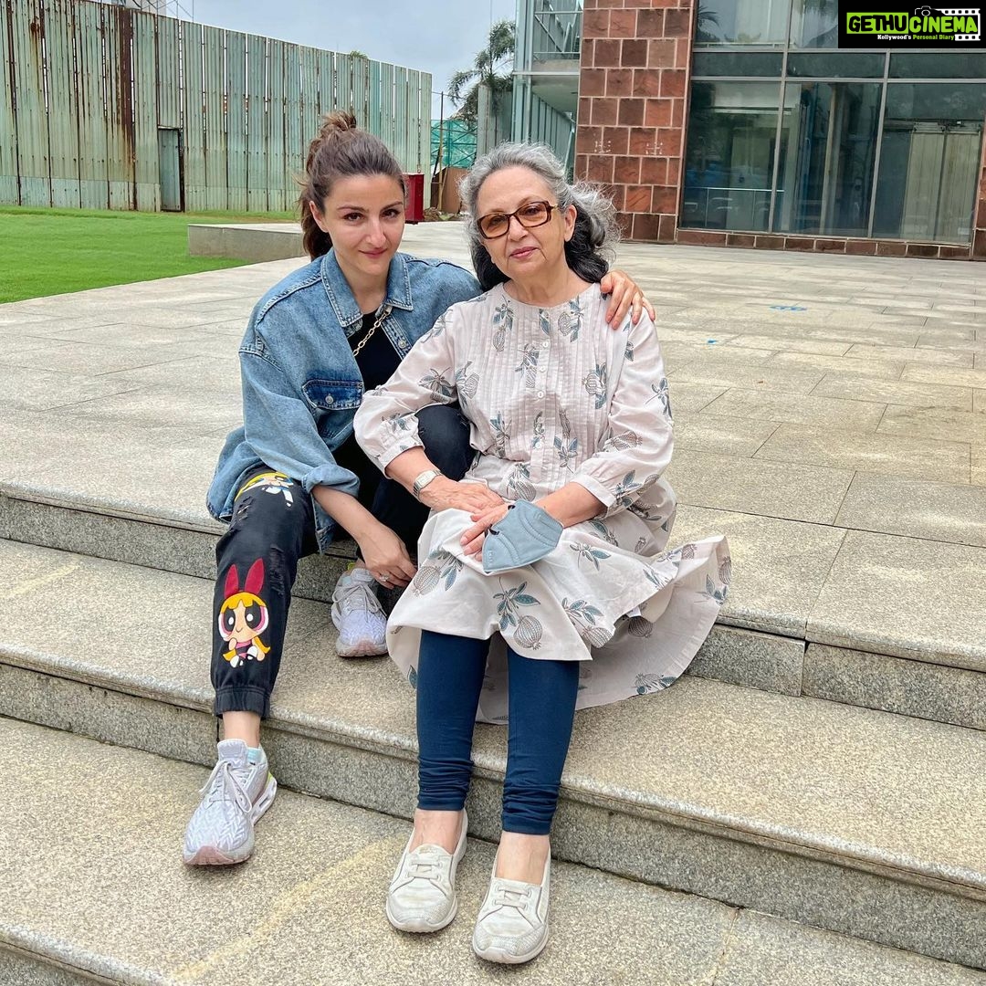 Soha Ali Khan Instagram - It's been a while since my mum picked me up from school 🏫 ❤️ @ascendspeaks #school #backtoschool