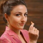 Soha Ali Khan Instagram – Being an actor, my skin is always exposed to harmful sunrays, pollution, and makeup. Long hours of shoots often keep me busy, with little time for looking after my skin health. But nothing can stop my skin from glowing when I have almonds as my munching partner. Almonds have been a great addition to my diet, as they are a rich source of 15 nutrients such as antioxidant, vitamin E and provide riboflavin, niacin and zinc, which are known to help support healthy skin, giving my skin the healthy natural care, it needs. According to Ayurveda, Siddha and Unani texts, daily almond consumption may benefit skin health and may enhance skin glow. So, what are you waiting for, go grab your handful of almonds and keep your skin glowing and happy. 

#StayBeautifulWithAlmonds #almonds #healthyskin