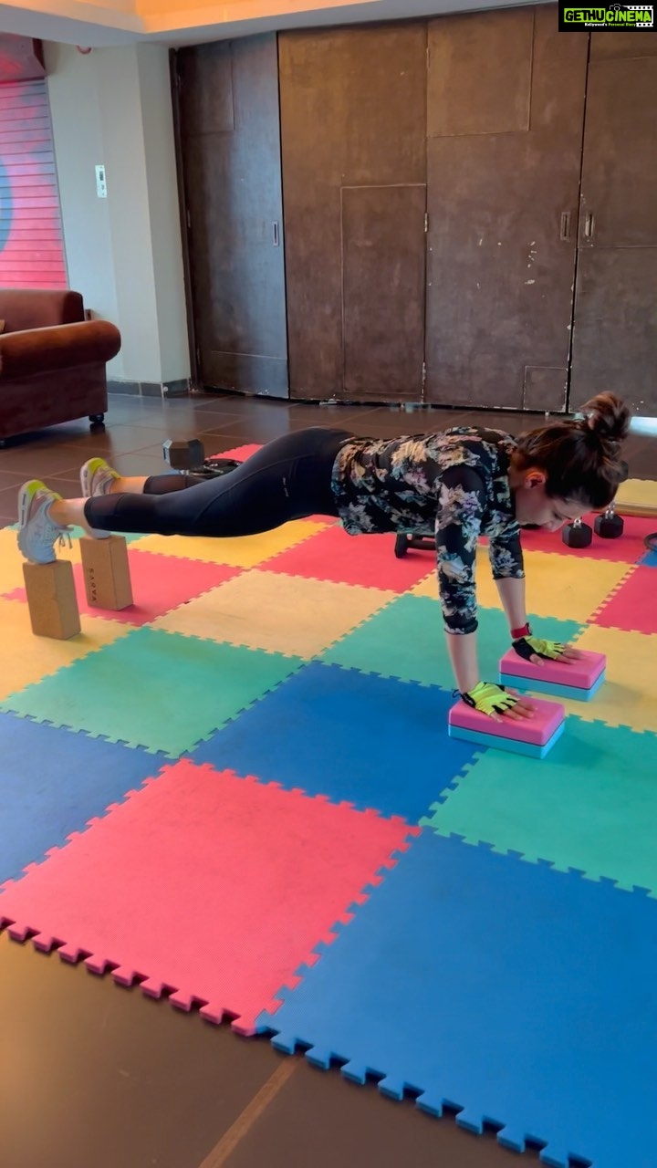 Soha Ali Khan Instagram - On the day of Thor let’s bring the core to the fore! #coreworkout #fitness #workout @maheshfitnessclub