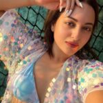 Sonakshi Sinha Instagram - I see you heard about the 20% off sitewide sale on @itssoezi ALL DAY today! What you waiting for? Grab your sexy nails and show me your #SoeziSelfie 💗 LINK IN BIO happy sunday!