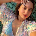 Sonakshi Sinha Instagram – I see you heard about the 20% off sitewide sale on @itssoezi ALL DAY today!

What you waiting for? Grab your sexy nails and show me your #SoeziSelfie 💗 LINK IN BIO

happy sunday!