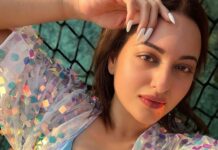 Sonakshi Sinha Instagram - I see you heard about the 20% off sitewide sale on @itssoezi ALL DAY today! What you waiting for? Grab your sexy nails and show me your #SoeziSelfie 💗 LINK IN BIO happy sunday!