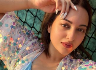 Sonakshi Sinha Instagram - I see you heard about the 20% off sitewide sale on @itssoezi ALL DAY today! What you waiting for? Grab your sexy nails and show me your #SoeziSelfie 💗 LINK IN BIO happy sunday!