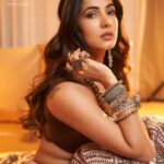 Sonal Chauhan Instagram - तू जीत कर भी रो पड़ेगा…. हम तुझसे कुछ ऐसे हारेंगे…. . . . . . . . . . . . . . . . . . . . . . . . . . . . . . . . . . Magazine: @culturedwedding Managing Editor: @yadav_manjeet Business Head: @divyanijain1925 Stylist: @juhi.ali Photographer: @dieppj Retoucher: @theretoucherbook Make-up: @vijaysharmahairandmakeup Hair: @chettiarqueensly @chettiaralbert Outfit: @sarojjalan Jewellery: @rubans.in Location: @grandhyattmumbai Artist Reputation Management: @communiquefilmpr Co-ordinated by: @nadiiaamalik #love #sonalchauhan #indian #indianfashion #lehenga #leather #gypsy #banjara #shayari