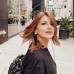 Sonali Bendre Instagram - Making every hair flip count 😬💁‍♀️ #NewHairColour