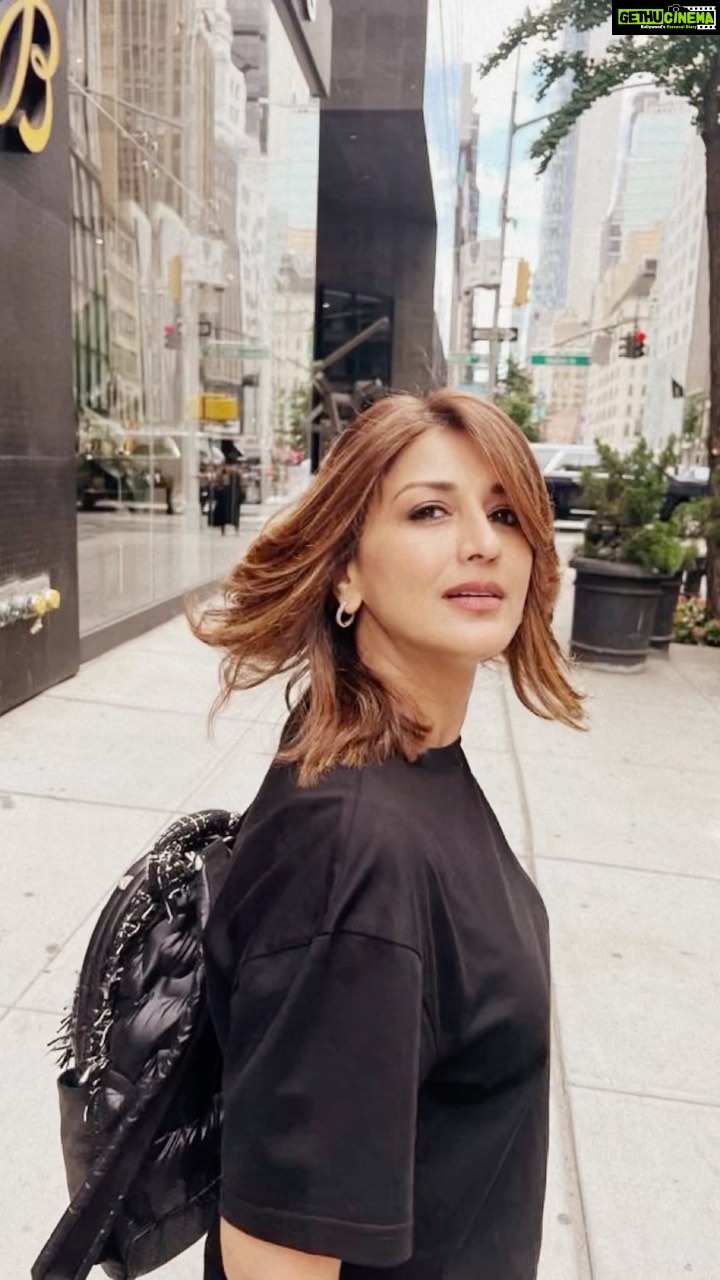 Sonali Bendre Instagram - Making every hair flip count 😬💁♀️ #NewHairColour