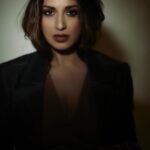 Sonali Bendre Instagram - Wearing this 20-year-old jacket and it’s safe to say… both of us have aged well 😌😉 . . . #Vintage #Reuse #SustainableFashion #UpcycledClothing #OldIsGold #ReuseRevolution #Reels #ReelItFeelIt #ReelsInstagram