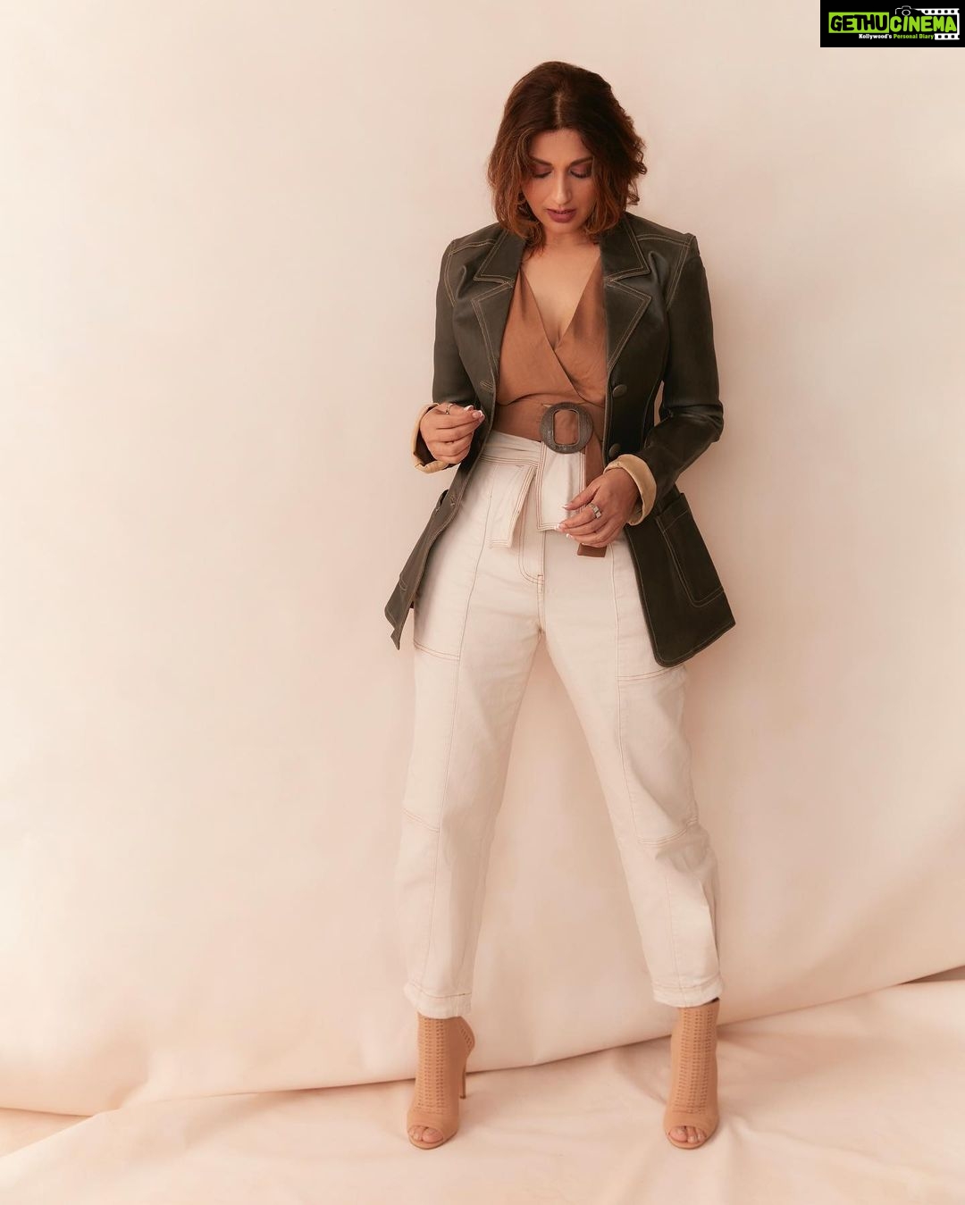 Sonali Bendre Instagram - Wearing this 20-year-old jacket and it’s safe to say… both of us have aged well 😌😉 . . . #Vintage #Reuse #SustainableFashion #UpcycledClothing #OldIsGold #ReuseRevolution