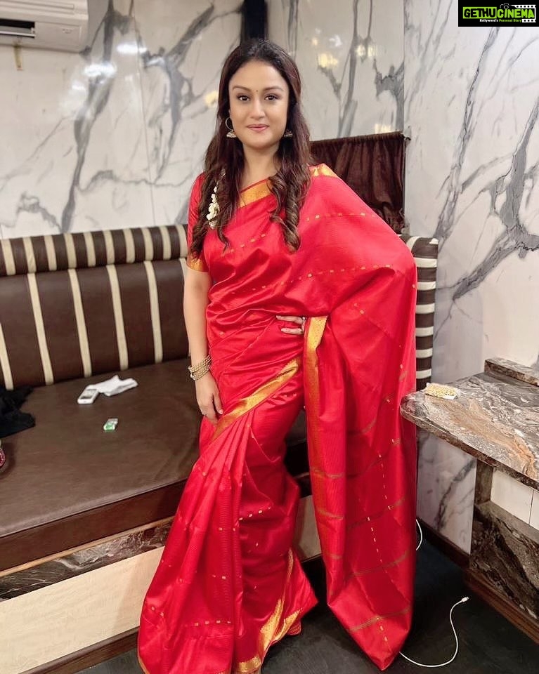 Sonia Agarwal Instagram - #redsaree #bts #soniaagarwal #shootmode #sa