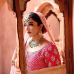 Sonia Mann Instagram - How is it 🤷‍♀️ #royallook #indianculture ❤️ @tressloungeofficial @ashmitbajaj @thegulatis_chd @rasa_jewels Perfect Picture Location