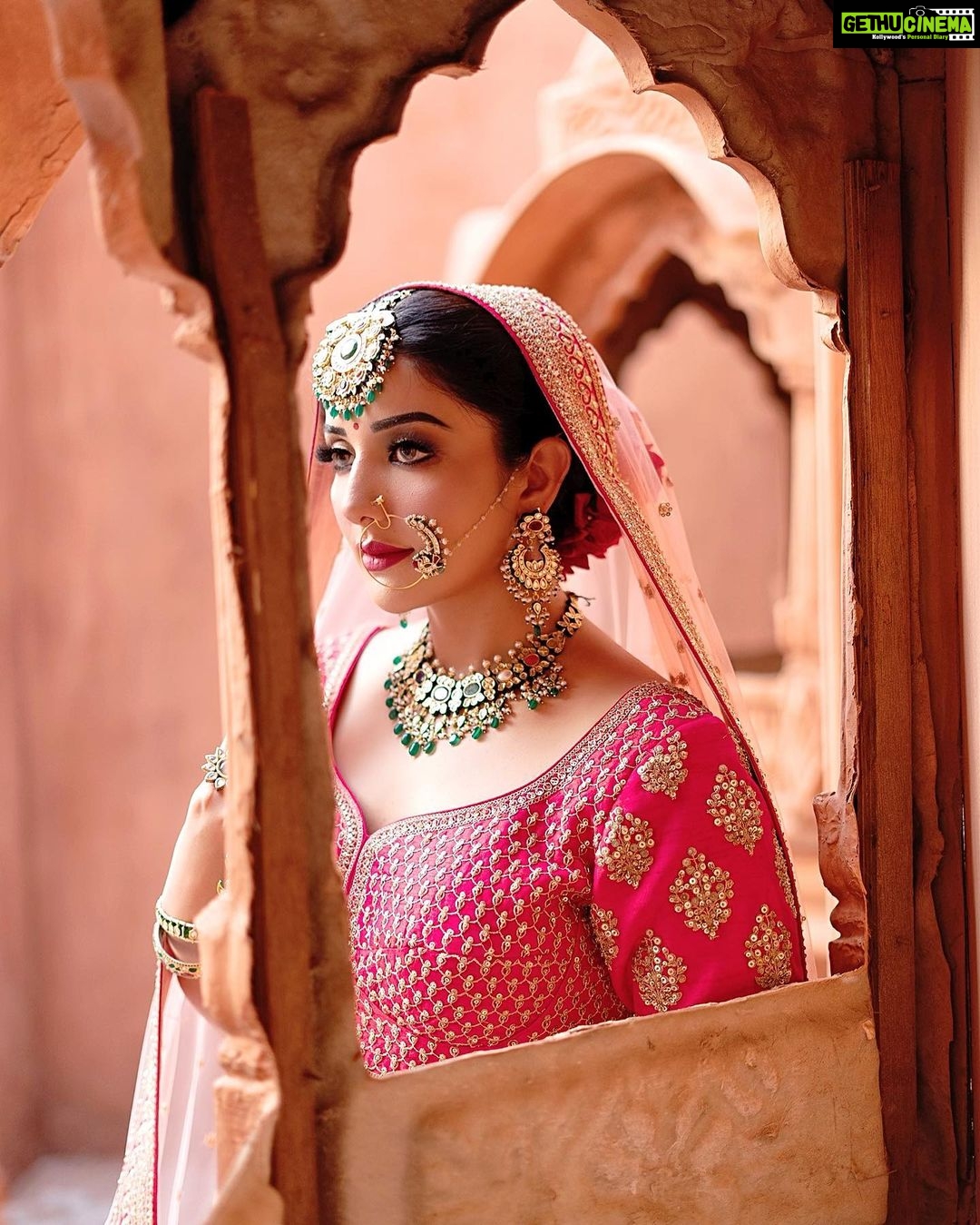 Sonia Mann Instagram - How is it 🤷♀️ #royallook #indianculture ❤️ @tressloungeofficial @ashmitbajaj @thegulatis_chd @rasa_jewels Perfect Picture Location