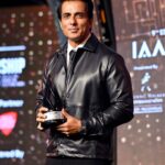 Sonu Sood Instagram – From chasing advertising agencies and facing perpetual rejections to being honoured by them for my work..has been a long but fruitful journey, one that I am extremely proud of.
My journey was About standing in serpentine queues just to get an audition for an advertisement, and ultimately getting rejected. So, when last night a global advertisement award by IAA India was given to me as a Force For Good, it felt like life has come a full circle.

While our aim was never to get awards for our work, but it feels good that it is serving as a motivation and inspiration for many. Thank you for this honour IAA India and I promise to work harder and continue to help people much more than my capability.! @iaaindia #indialeadershipawards
