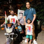 Sonu Sood Instagram – A man named Ram Prasad Bhandari and his little daughter showed up at my doorstep recently, all the way from Telangana, I was left feeling really humbled after meeting them. 

The man was in a coma a while ago and all the doctors had given up on him. But fortunately, we were able to provide help on time and his life could be saved. 

The look in the girl’s eyes was priceless and the experience of seeing him happy and healthy standing in front of me was amazing, moments like this motivate me to work harder towards the cause, these are the blessings that make you realise the ripple effect that one small good deed can do. @sood_charity_foundation