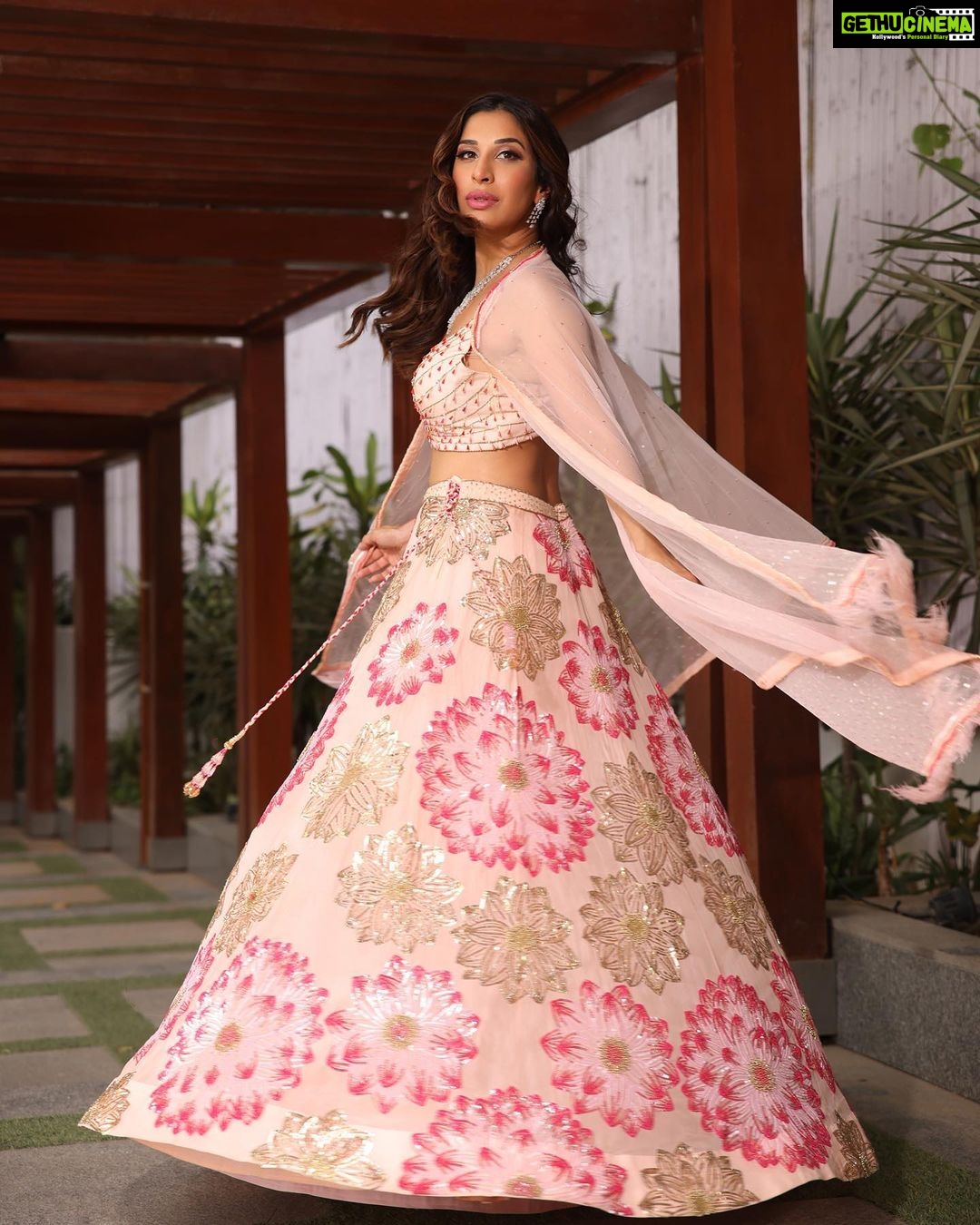 Sophie Choudry Instagram - Pretty Peachy😌 #covergirl For @fablookmagazine Styled by @milliarora7777 @mitushigupta Mua @diva_rose21 Hair @ambereenyusuf Wearing @kritikakatariaofficial Jewels @madanjewellers x @sonyashaikh Shot by @shutterstrings Location @theparknewdelhi #indianfashion #lehenga #fablookmagazine #weddinginspo #weddingstyle #sophiechoudry