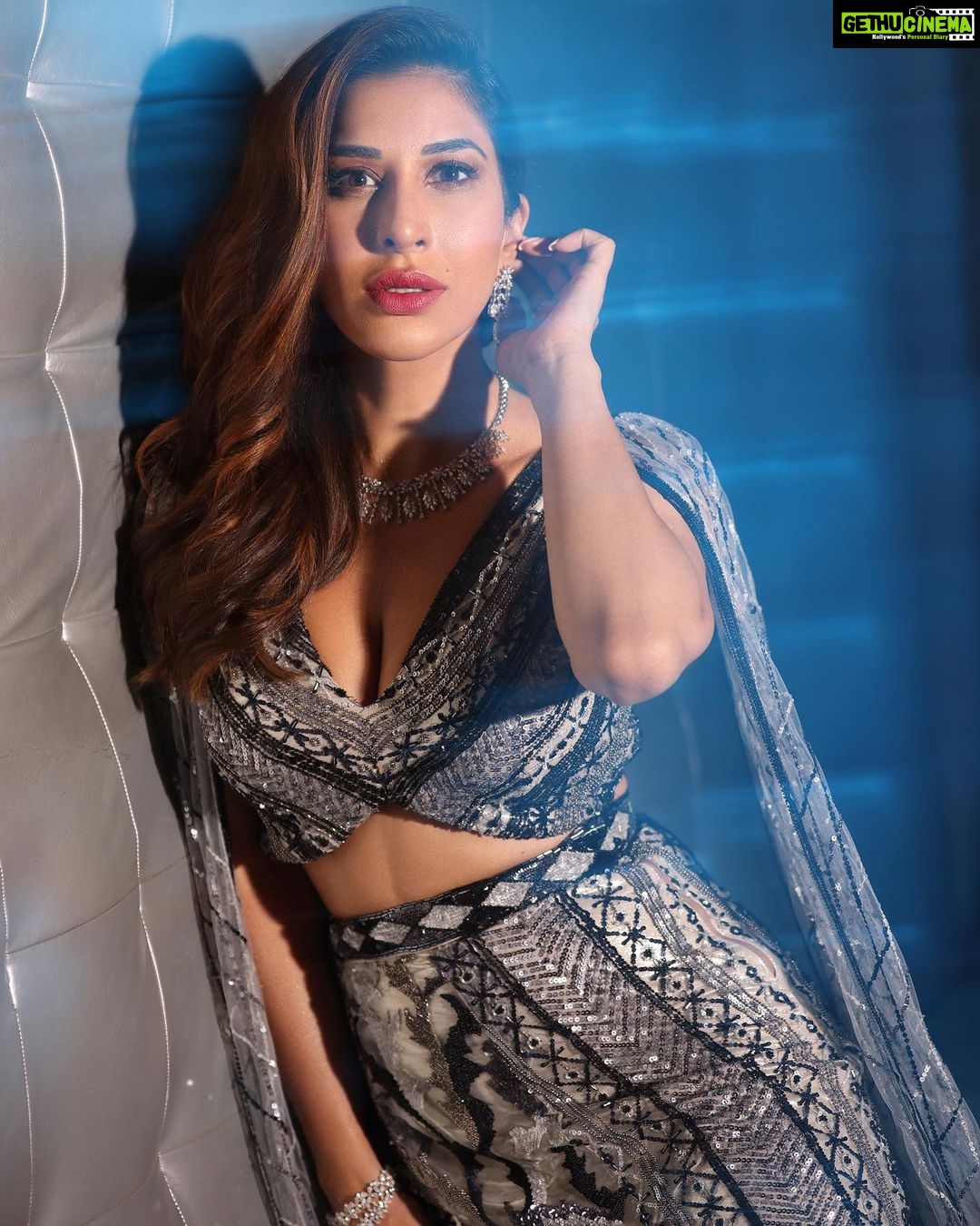 Sophie Choudry Instagram - No Monday blues for this silver belle👸🏽 #covergirl On the cover of @fablookmagazine Styled by @milliarora7777 @mitushigupta Wearing @mehulguptalabel Jewels @dhirsons_jewellers x @sonyashaikh Mua @diva_rose21 Hair @ambereenyusuf Shot by @shutterstrings Location @theparknewdelhi #monslay #fablookmagazine #weddingstyle #indianfashion #lehenga #silveroutfit #styleinspo #beautyinspo #sophiechoudry #mondaymotivation