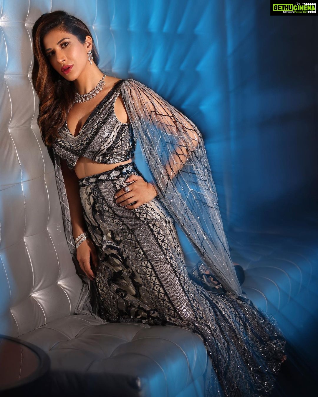 Sophie Choudry Instagram - No Monday blues for this silver belle👸🏽 #covergirl On the cover of @fablookmagazine Styled by @milliarora7777 @mitushigupta Wearing @mehulguptalabel Jewels @dhirsons_jewellers x @sonyashaikh Mua @diva_rose21 Hair @ambereenyusuf Shot by @shutterstrings Location @theparknewdelhi #monslay #fablookmagazine #weddingstyle #indianfashion #lehenga #silveroutfit #styleinspo #beautyinspo #sophiechoudry #mondaymotivation