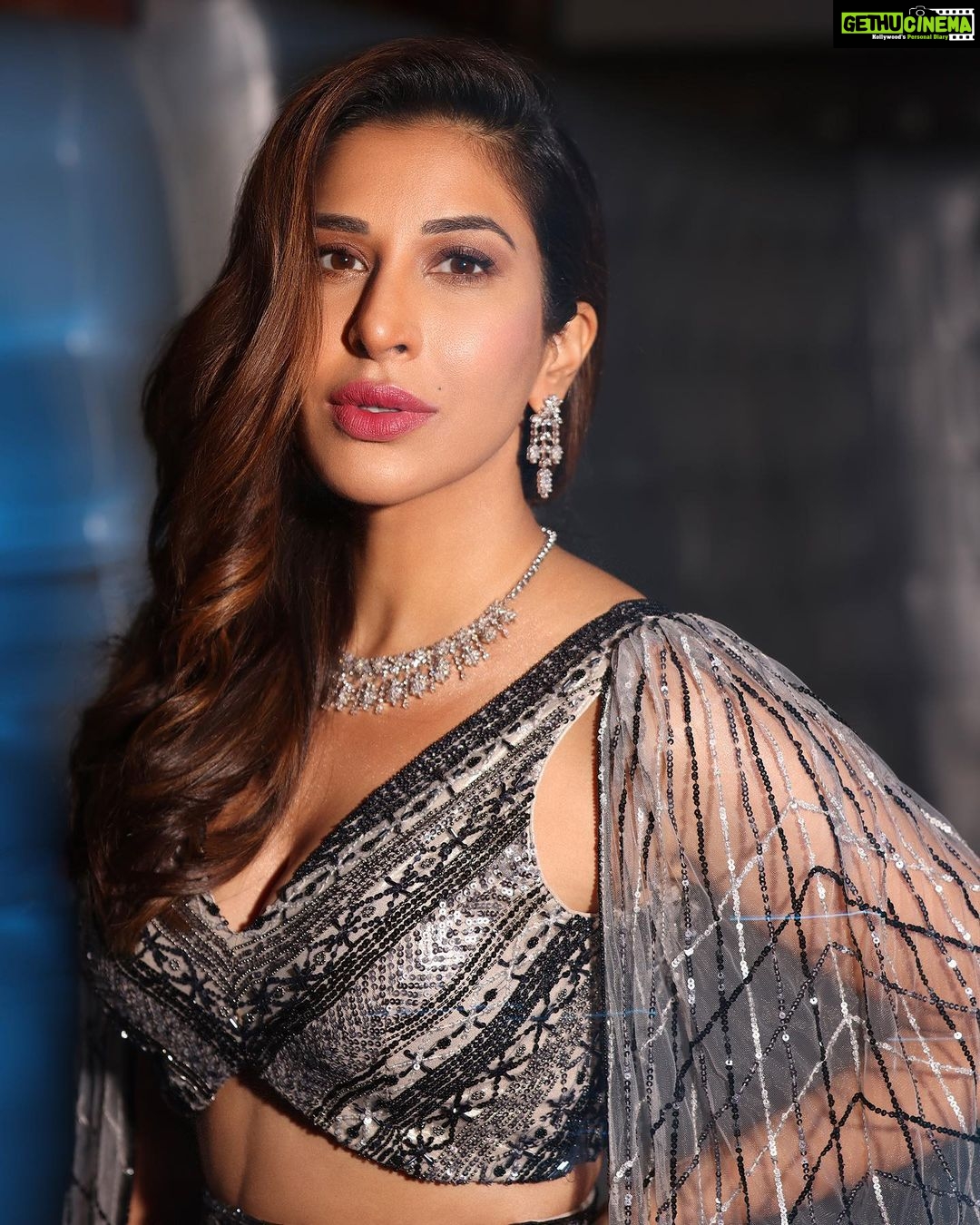 Sophie Choudry Instagram - No Monday blues for this silver belle👸🏽 #covergirl On the cover of @fablookmagazine Styled by @milliarora7777 @mitushigupta Wearing @mehulguptalabel Jewels @dhirsons_jewellers x @sonyashaikh Mua @diva_rose21 Hair @ambereenyusuf Shot by @shutterstrings Location @theparknewdelhi #monslay #fablookmagazine #weddingstyle #indianfashion #lehenga #silveroutfit #styleinspo #beautyinspo #sophiechoudry #mondaymotivation
