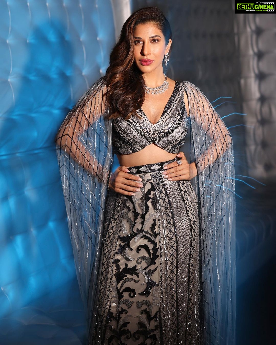 Sophie Choudry Instagram - No Monday blues for this silver belle👸🏽 #covergirl On the cover of @fablookmagazine Styled by @milliarora7777 @mitushigupta Wearing @mehulguptalabel Jewels @dhirsons_jewellers x @sonyashaikh Mua @diva_rose21 Hair @ambereenyusuf Shot by @shutterstrings Location @theparknewdelhi #monslay #fablookmagazine #weddingstyle #indianfashion #lehenga #silveroutfit #styleinspo #beautyinspo #sophiechoudry #mondaymotivation