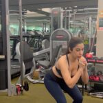 Sophie Choudry Instagram - What doesn’t break you makes you stronger✌🏼💪🏼 #fridayfitness #fitnessmotivation #fitnessgoals #tgif #pushyourself #gymgirl #friyay #breakmysoul #sophiechoudry