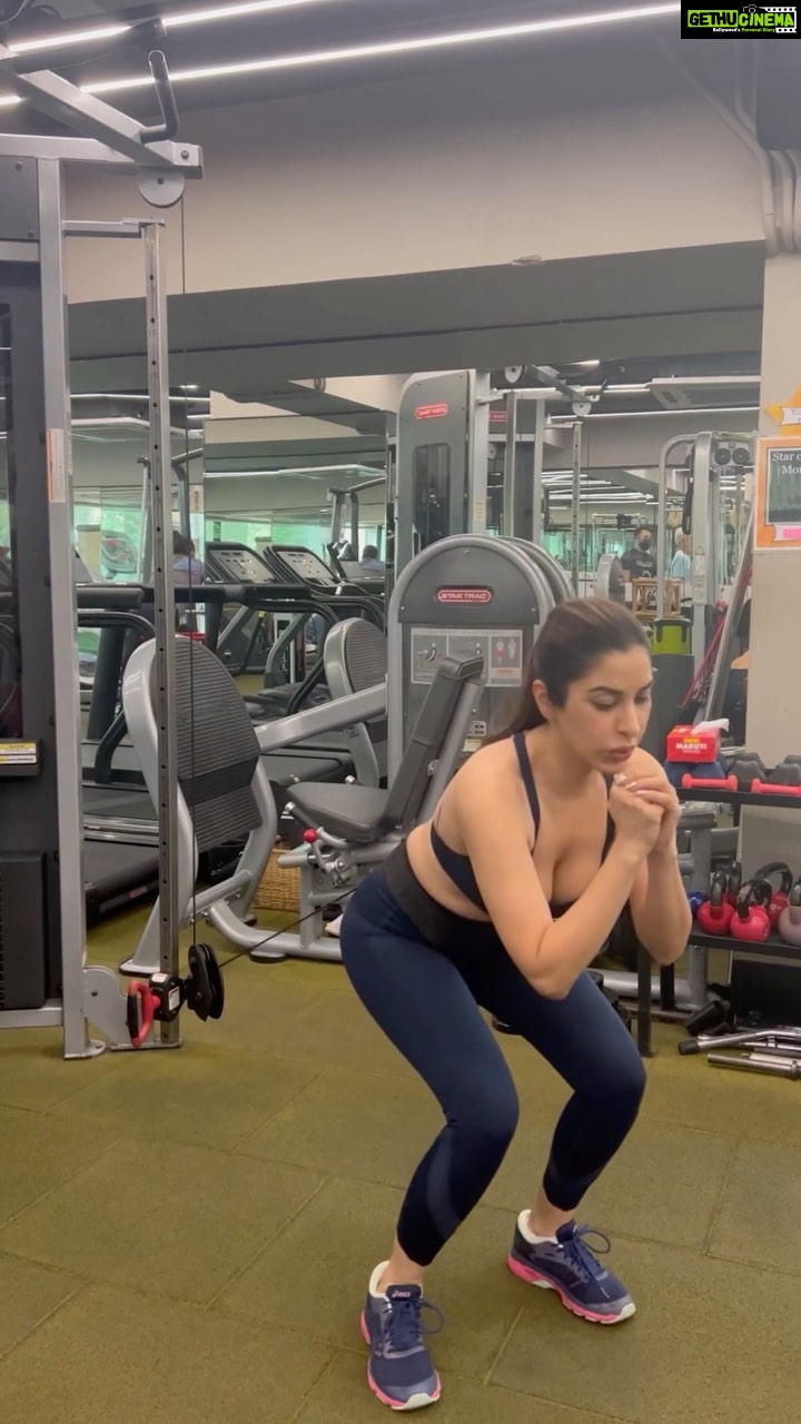 Sophie Choudry Instagram - What doesn’t break you makes you stronger✌🏼💪🏼 #fridayfitness #fitnessmotivation #fitnessgoals #tgif #pushyourself #gymgirl #friyay #breakmysoul #sophiechoudry