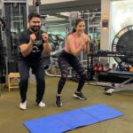 Sophie Choudry Instagram - Friday fitness made fun😋 Also @bandalprashant ‘s very first reel!! #fitnessfriday #fitnessreels #trending #fitnessfun #friyay #tgif #sophiechoudry #punjabisong #burn #trending #trendingreels #trendingsongs