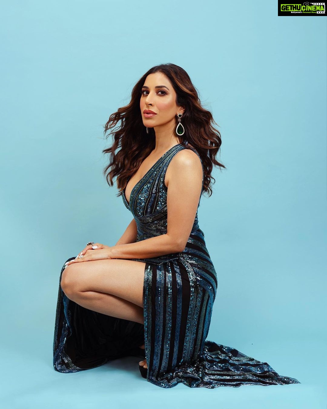 Sophie Choudry Instagram - Can you handle this glam? Outfit - @bhawnarao_couture PR - @thewisedesign Jewels @beenarahejafinejewellery HMU @harryrajput64 Pics @yashasvisharma #glam #redcarpet #redcarpetdress #giglife #bling #styleinspo #sophiechoudry #tuesdayvibes #emeralds