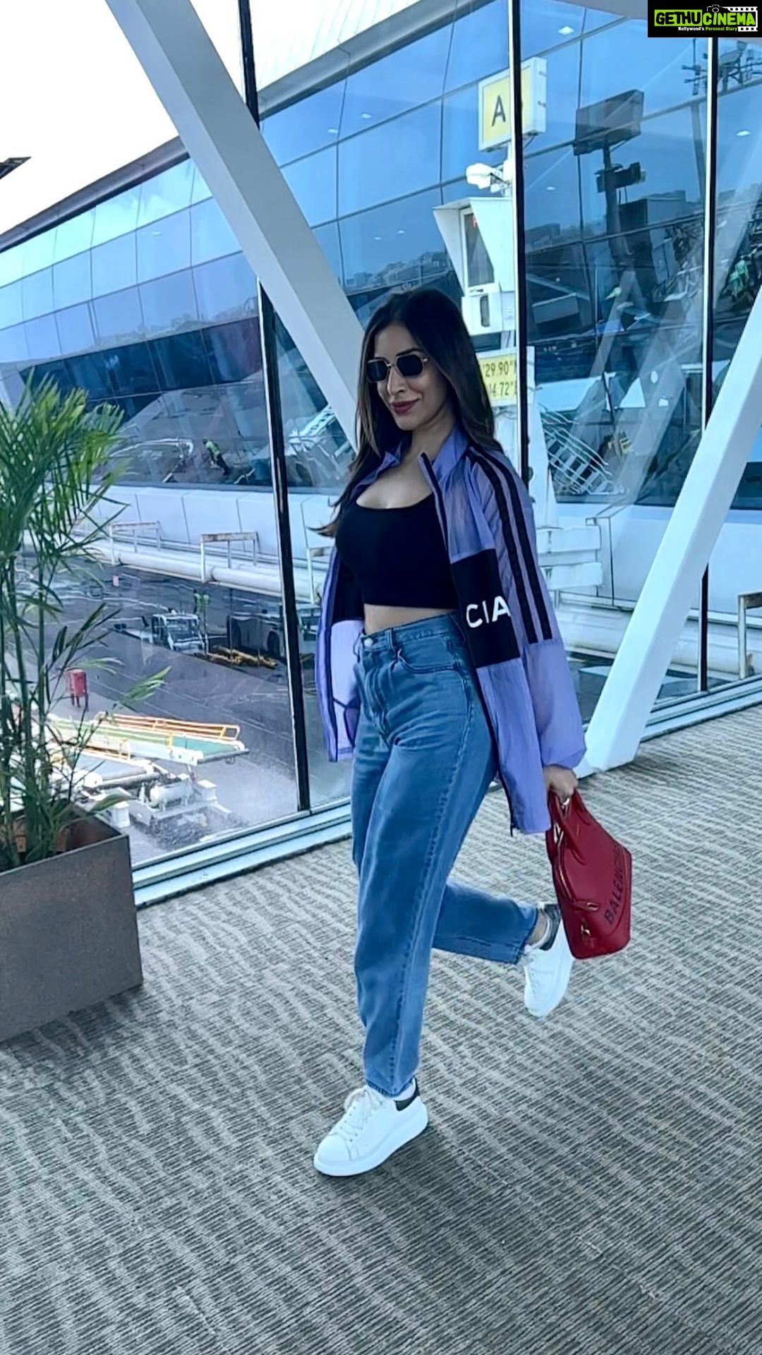 Sophie Choudry Instagram - Ever since I left the city…😍✈️ #trendingreels #trendingsongs #hotlinebling #jaipur #sundayvibes #traveldiaries #sophiechoudry #reelitfeelit #balenciaga