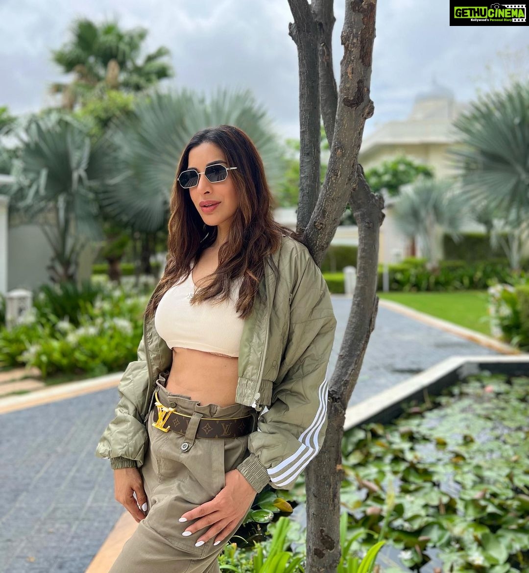 Sophie Choudry Instagram - All you need is green💚 #tuesdaythoughts #green #nature #traveldiaries #jaipur #positivevibesonly #gratitude #sophiechoudry #photodump Jaipur, Rajasthan