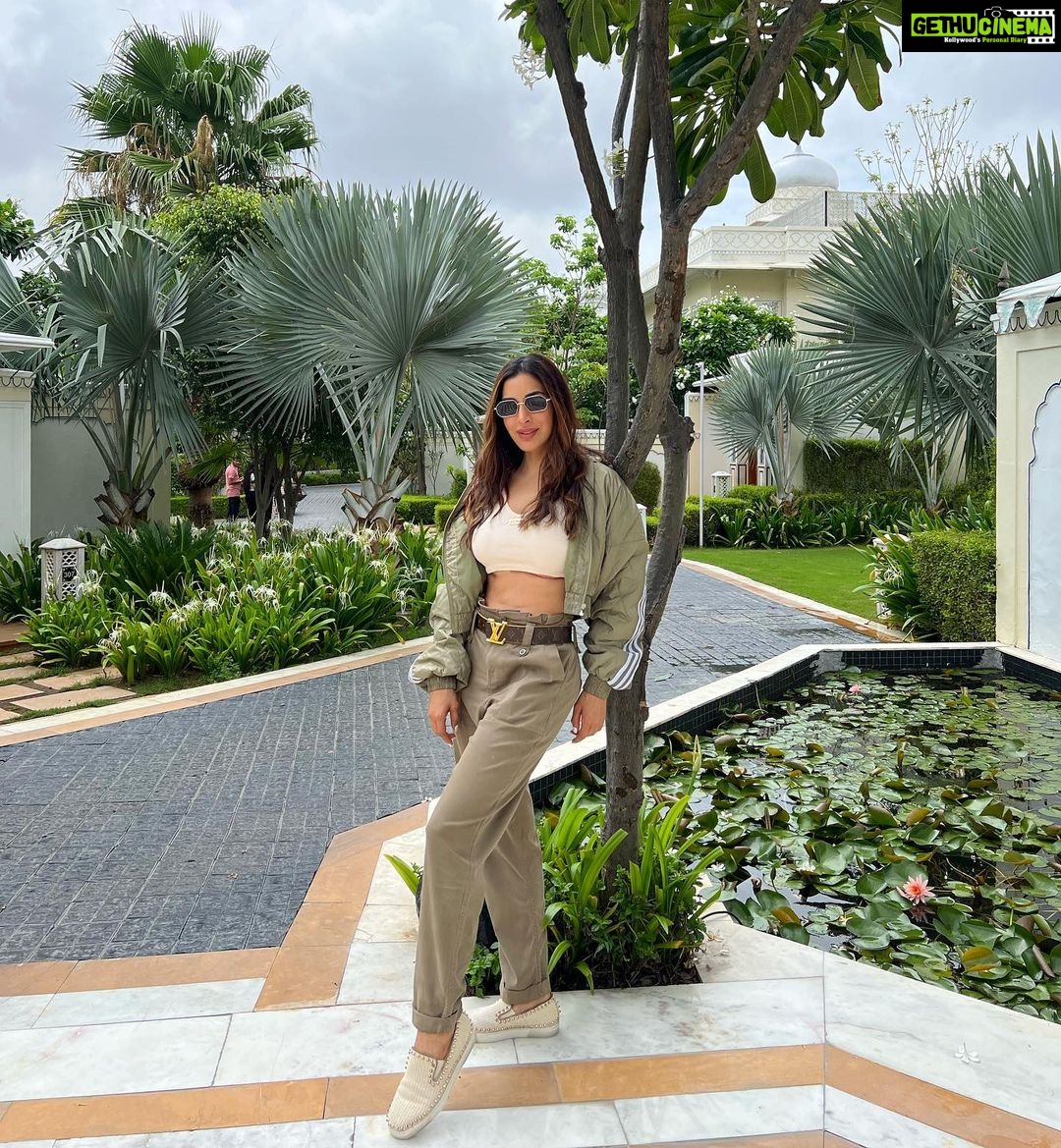 Sophie Choudry Instagram - All you need is green💚 #tuesdaythoughts #green #nature #traveldiaries #jaipur #positivevibesonly #gratitude #sophiechoudry #photodump Jaipur, Rajasthan