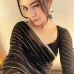 Sreemukhi Instagram - Love for sarees 🖤✨ For Chicago’s show! ☺️ Styling @hemamanohar1 Saree- @cinderellaclosethyd Earrings @aanvitrends Make up n hair - me me me :) #sreemukhi #NRIVA #chicago #usdiaries Renaissance Schaumburg Convention Center Hotel