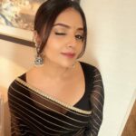 Sreemukhi Instagram - Love for sarees 🖤✨ For Chicago’s show! ☺️ Styling @hemamanohar1 Saree- @cinderellaclosethyd Earrings @aanvitrends Make up n hair - me me me :) #sreemukhi #NRIVA #chicago #usdiaries Renaissance Schaumburg Convention Center Hotel