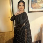 Sreemukhi Instagram - Love for sarees 🖤✨ For Chicago’s show! ☺️ Styling @hemamanohar1 Saree- @cinderellaclosethyd Earrings @aanvitrends Make up n hair - me me me :) #sreemukhi #NRIVA #chicago #usdiaries Renaissance Schaumburg Convention Center Hotel