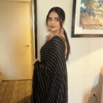 Sreemukhi Instagram - Love for sarees 🖤✨ For Chicago’s show! ☺️ Styling @hemamanohar1 Saree- @cinderellaclosethyd Earrings @aanvitrends Make up n hair - me me me :) #sreemukhi #NRIVA #chicago #usdiaries Renaissance Schaumburg Convention Center Hotel