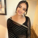 Sreemukhi Instagram - Love for sarees 🖤✨ For Chicago’s show! ☺️ Styling @hemamanohar1 Saree- @cinderellaclosethyd Earrings @aanvitrends Make up n hair - me me me :) #sreemukhi #NRIVA #chicago #usdiaries Renaissance Schaumburg Convention Center Hotel