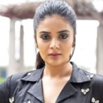 Sreemukhi Instagram - SAREGAMAPA 🔥✨ Tonight on @zeetelugu ✨ Styling @hemamanohar1 Outfit @an_label2805 PC @chinthuu_klicks Make up @nookesh.malla Hair @shivaji_makeup_studios #sreemukhi #saregamapa #sunday