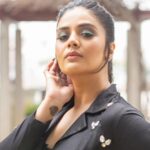 Sreemukhi Instagram - SAREGAMAPA 🔥✨ Tonight on @zeetelugu ✨ Styling @hemamanohar1 Outfit @an_label2805 PC @chinthuu_klicks Make up @nookesh.malla Hair @shivaji_makeup_studios #sreemukhi #saregamapa #sunday