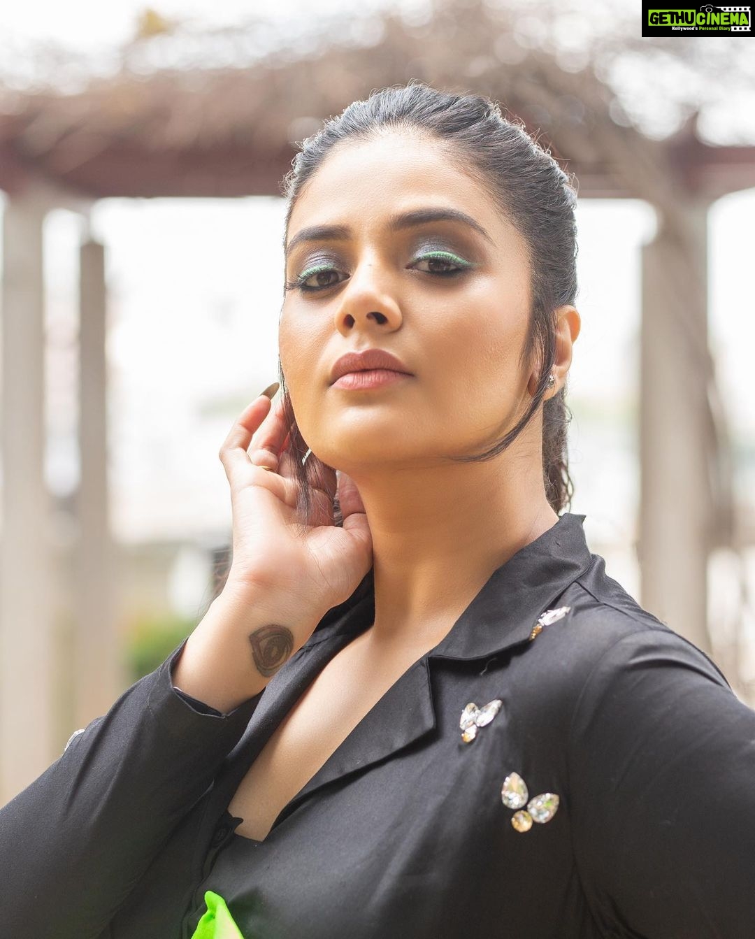 Sreemukhi Instagram - SAREGAMAPA 🔥✨ Tonight on @zeetelugu ✨ Styling @hemamanohar1 Outfit @an_label2805 PC @chinthuu_klicks Make up @nookesh.malla Hair @shivaji_makeup_studios #sreemukhi #saregamapa #sunday