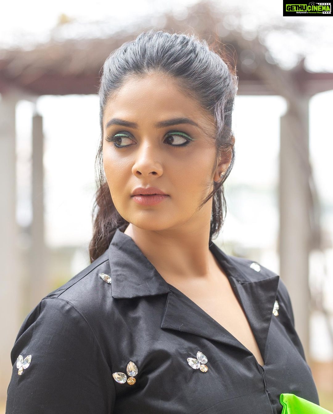 Sreemukhi Instagram - Hey girls! 😍🔥 @manisha.eerabathini @rj_ravali ...