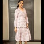 Sreemukhi Instagram - SAREGAMAPA ✨✨ Tonight on @zeetelugu ✨✨ Styling @hemamanohar1 Outfit @sisirawholesalesaree PC @chinthuu_klicks Make up @nookesh.malla Hair @shivaji_makeup_studios #sreemukhi #saregamapa #zeetelugu