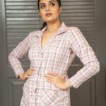 Sreemukhi Instagram - SAREGAMAPA ✨✨ Tonight on @zeetelugu ✨✨ Styling @hemamanohar1 Outfit @sisirawholesalesaree PC @chinthuu_klicks Make up @nookesh.malla Hair @shivaji_makeup_studios #sreemukhi #saregamapa #zeetelugu
