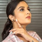 Sreemukhi Instagram - SAREGAMAPA ✨✨ Tonight on @zeetelugu ✨✨ Styling @hemamanohar1 Outfit @sisirawholesalesaree PC @chinthuu_klicks Make up @nookesh.malla Hair @shivaji_makeup_studios #sreemukhi #saregamapa #zeetelugu