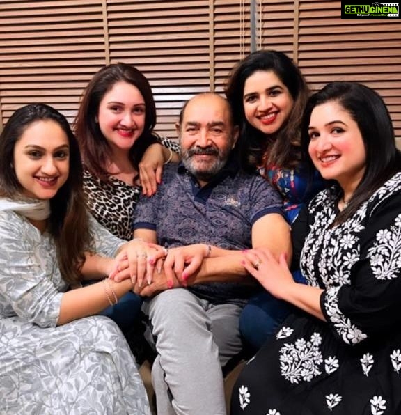 Sridevi Vijaykumar Instagram - My happiness❤️ #home#family#myeverything#dad#worldsbestfather#sisters#strongtogether#alwaysforever#strength#happytimes#makingmemories#familyfirst#familytime#vijaykumar 🤗❤️🧿