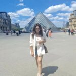 Sridevi Vijaykumar Instagram – Do more of what makes you happy 🤗❤️

#paris#parisfrance#parisdiaries#Europe#behappy#enjoythelittlemoments#makememories#allthatmatters#thankyougod#holiday#travel#smile#live#love#laugh#haveagoodday