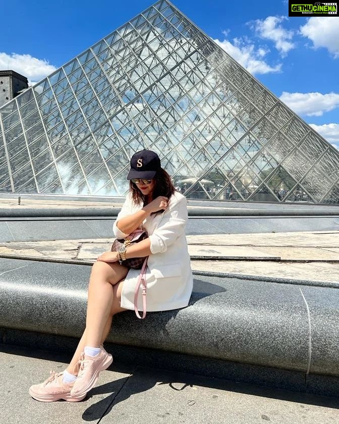 Sridevi Vijaykumar Instagram - Do more of what makes you happy 🤗❤️ #paris#parisfrance#parisdiaries#Europe#behappy#enjoythelittlemoments#makememories#allthatmatters#thankyougod#holiday#travel#smile#live#love#laugh#haveagoodday