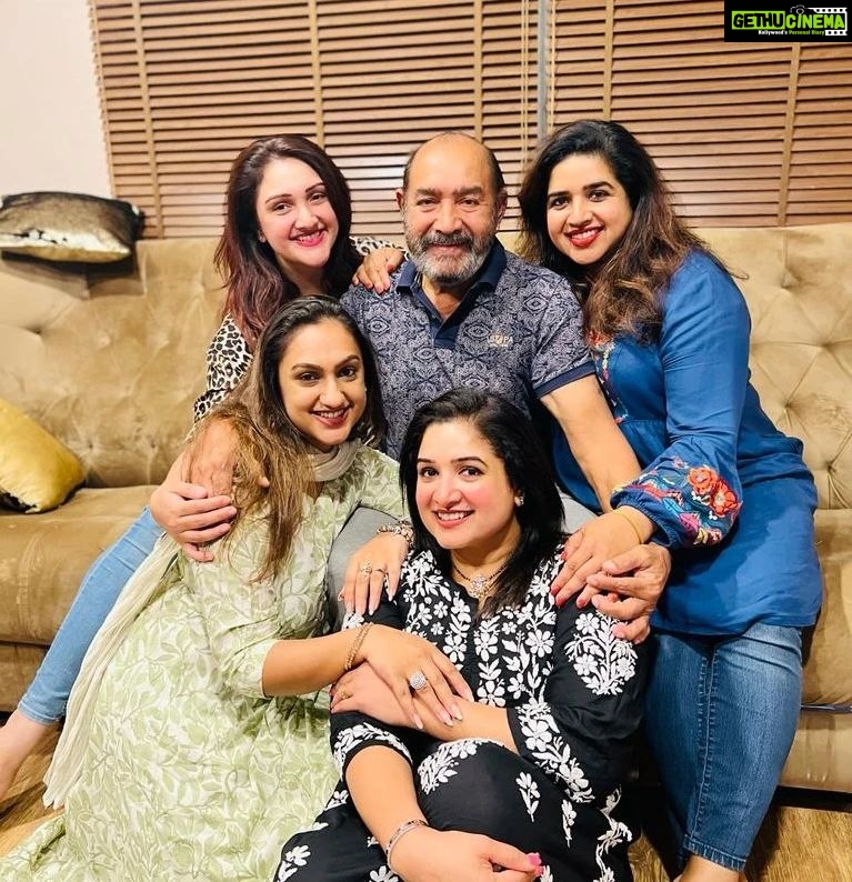 Sridevi Vijaykumar Instagram - My happiness❤️ #home#family#myeverything#dad#worldsbestfather#sisters#strongtogether#alwaysforever#strength#happytimes#makingmemories#familyfirst#familytime#vijaykumar 🤗❤️🧿