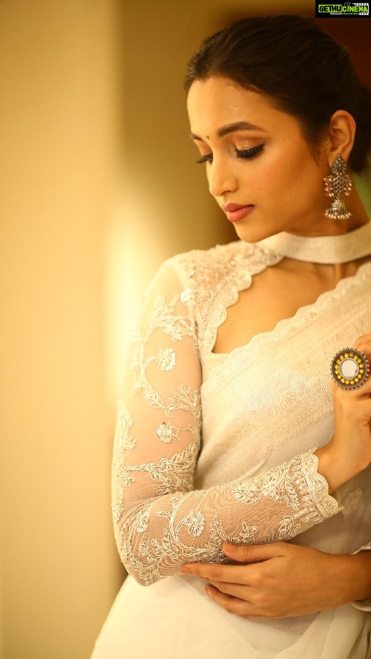 Srinidhi Ramesh Shetty Instagram - This song 🤍 #Cobra #UyirUrugudhey . . . . . . . . . Styling @ashwin_ash1 & @hassankhan_3 Saree @kavithaguttaofficial Jewellery @abhilasha_pret_jewelry Makeup @makeupwithshruthi Hairstyling @suganthi.themua Saree draping @saisubha_hairstylist Photography @camerasenthil