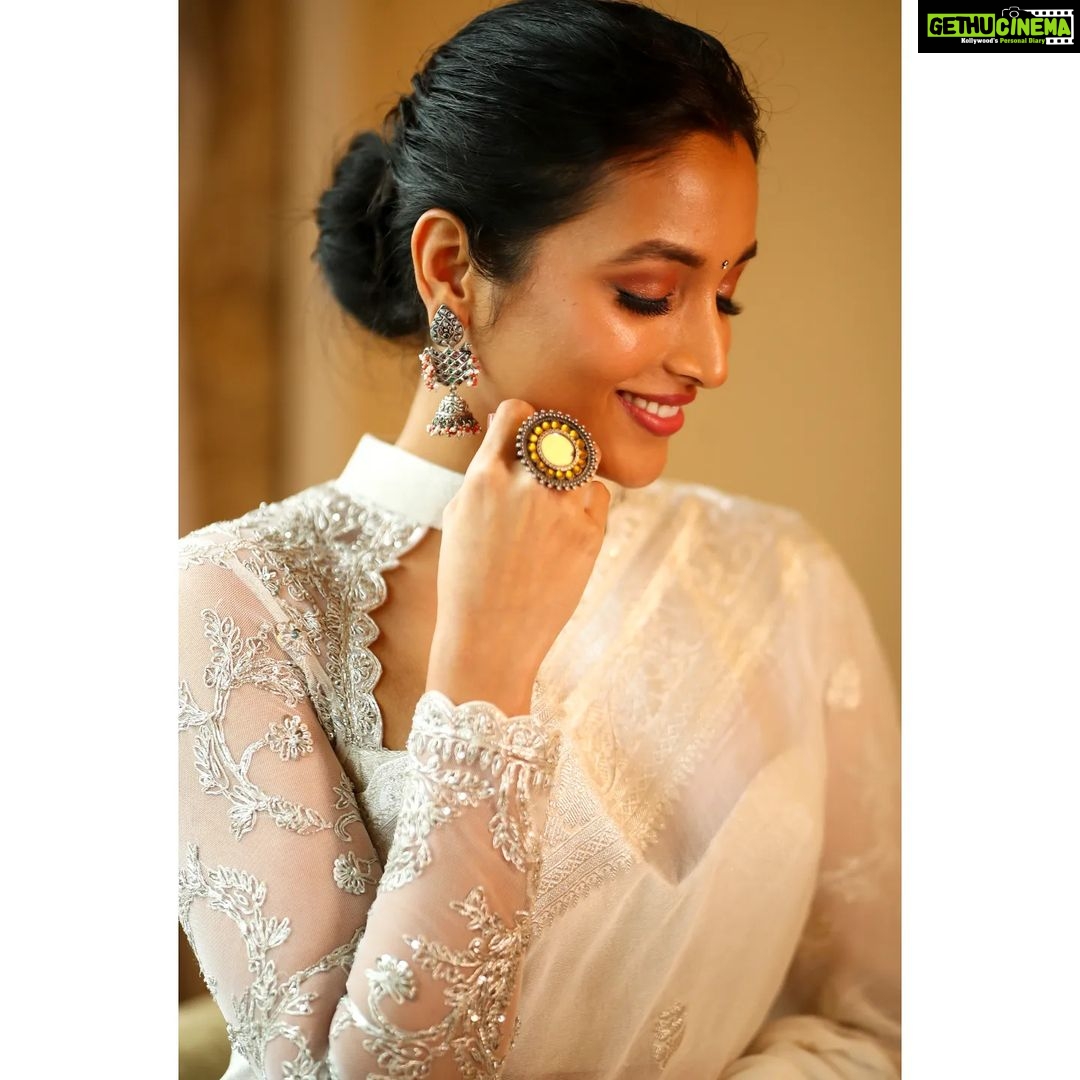 Srinidhi Ramesh Shetty Instagram - šš» . . . . . . . . . . . . Styled by my favs @ashwin_ash1 & @hassankhan_3 Saree @kavithaguttaofficial Jewellery @abhilasha_pret_jewelry Makeup @makeupwithshruthi Hairstyling @suganthi.themua Saree draping @saisubha_hairstylist Photography @camerasenthil