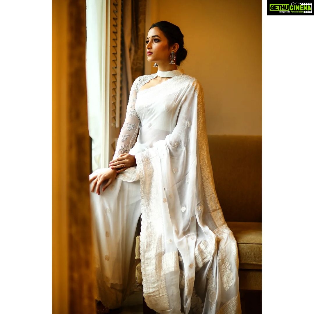 Srinidhi Ramesh Shetty Instagram - šš» . . . . . . . . . . . . Styled by my favs @ashwin_ash1 & @hassankhan_3 Saree @kavithaguttaofficial Jewellery @abhilasha_pret_jewelry Makeup @makeupwithshruthi Hairstyling @suganthi.themua Saree draping @saisubha_hairstylist Photography @camerasenthil
