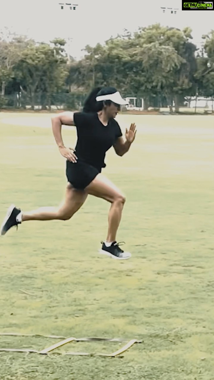 Sriya Reddy Instagram - Once you realise what it does, it becomes compulsive! Day 1 of my next regime towards my latest venture. #NextProject #Day1 #NewRegime #WorkOut #SriyaReddy #Fitness #FitnessMotivation #Fit #InstaFit #Excited